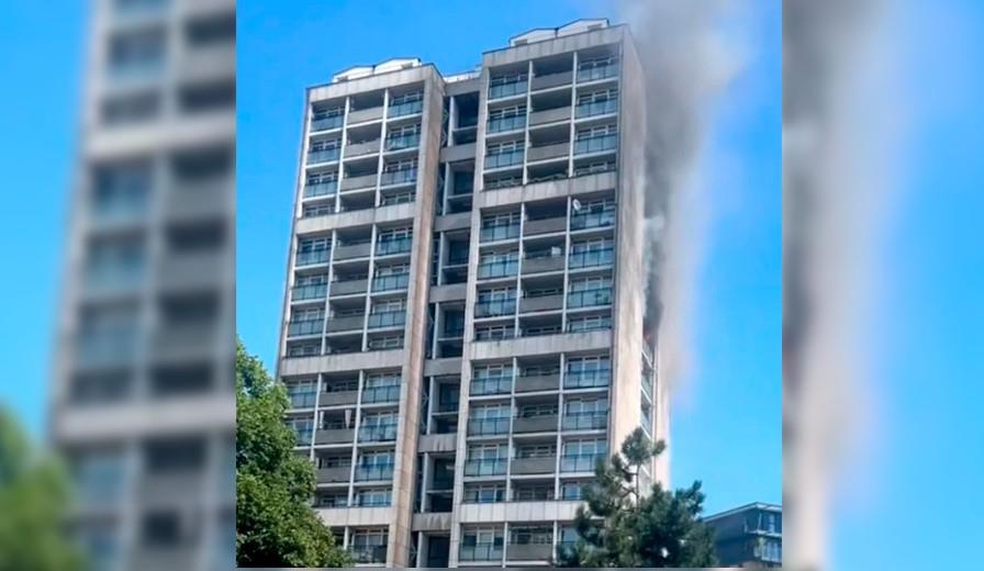 Incendio en edificio de 17 pisos en Londres moviliza a 70 bomberos Incendio en edificio de 17 pisos en Londres moviliza a 70 bomberos