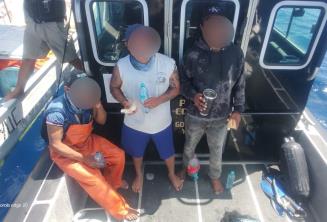 Rescatan a tres pescadores extraviados en altamar en Sisal, Yucatán