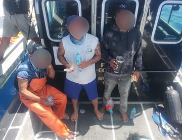Rescatan a tres pescadores extraviados en altamar en Sisal, Yucatán