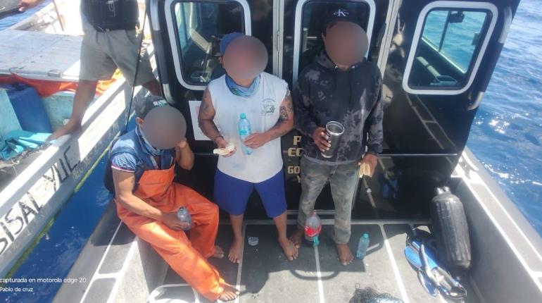 Rescatan a tres pescadores extraviados en altamar en Sisal, Yucatán