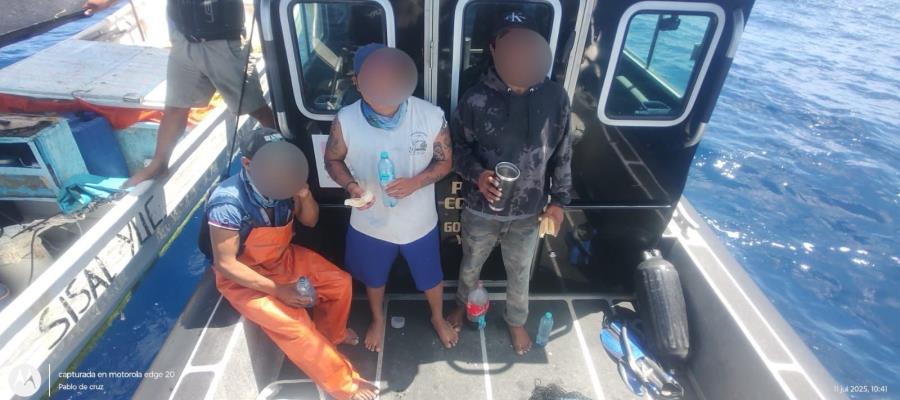 Rescatan a tres pescadores extraviados en altamar en Sisal, Yucatán Rescatan a tres pescadores extraviados en altamar en Sisal, Yucatán