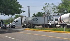 Se impactan tráileres en la Villahermosa-Macuspana y provocan caos vial