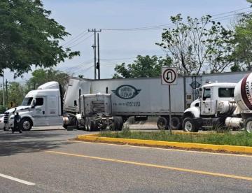 Se impactan tráileres en la Villahermosa-Macuspana y provocan caos vial