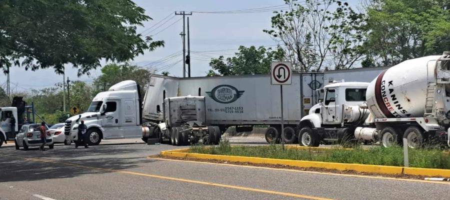 Se impactan tráileres en la Villahermosa-Macuspana y provocan caos vial Se impactan tráileres en la Villahermosa-Macuspana y provocan caos vial