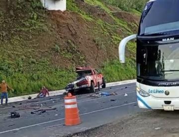Choque en Michoacán entre una camioneta y un tráiler deja 6 muertos