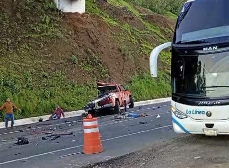 Choque en Michoacán entre una camioneta y un tráiler deja 6 muertos Choque en Michoacán entre una camioneta y un tráiler deja 6 muertos