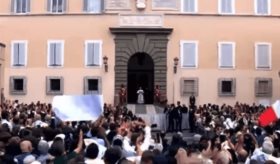 Papa reza el Ángelus fuera de El Vaticano; se dice contento de estar en Castel Gandolfo