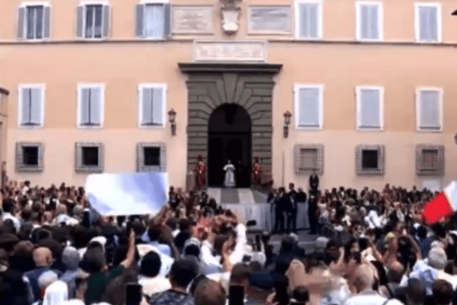 Papa reza el Ángelus fuera de El Vaticano; se dice contento de estar en Castel Gandolfo Papa reza el Ángelus fuera de El Vaticano; se dice contento de estar en Castel Gandolfo