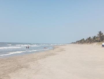 Alertan por marea roja en tres playas de Centla