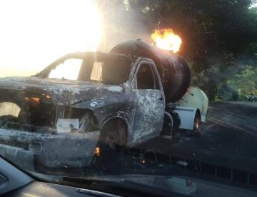 Explota pipa de gas en Tres Brazos, Centla