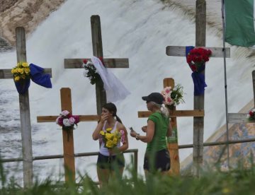 Levantan memorial improvisado por víctimas de inundaciones en Texas