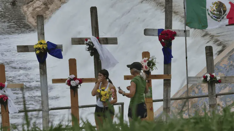 Levantan memorial improvisado por víctimas de inundaciones en Texas
