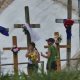 Levantan memorial improvisado por víctimas de inundaciones en Texas