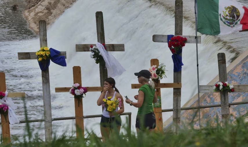 Levantan memorial improvisado por víctimas de inundaciones en Texas Levantan memorial improvisado por víctimas de inundaciones en Texas