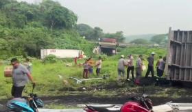 Rapiñan tráiler cargado con cerveza volcado en la vía Tinaja-Veracruz
