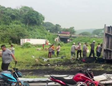 Rapiñan tráiler cargado con cerveza volcado en la vía Tinaja-Veracruz