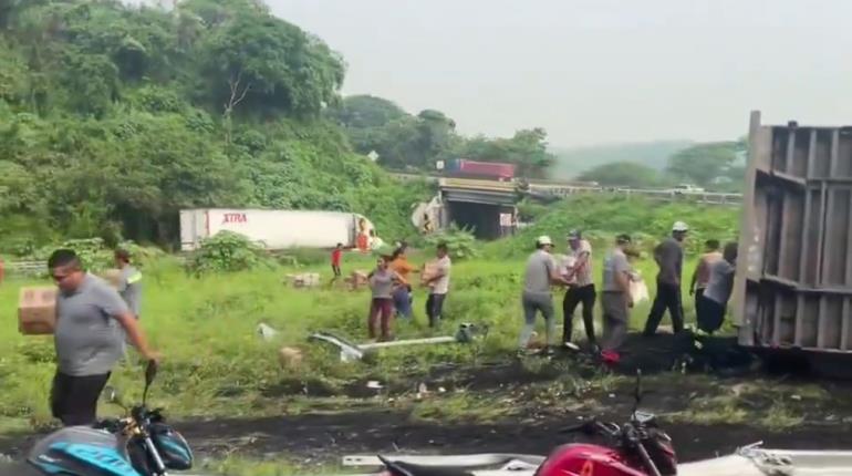 Rapiñan tráiler cargado con cerveza volcado en la vía Tinaja-Veracruz