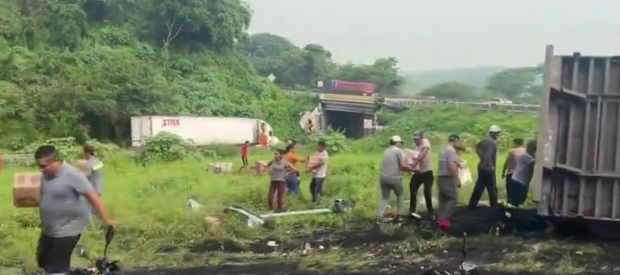 Rapiñan tráiler cargado con cerveza volcado en la vía Tinaja-Veracruz Rapiñan tráiler cargado con cerveza volcado en la vía Tinaja-Veracruz