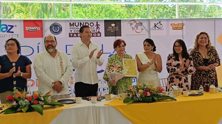 Homenaje a Leticia Gutiérrez Ruiz como primera mujer notaria de Tabasco