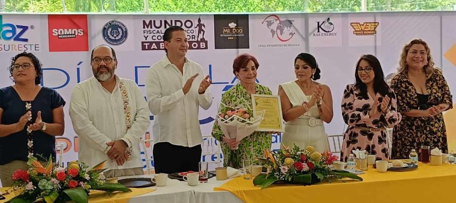 Homenaje a Leticia Gutiérrez Ruiz como primera mujer notaria de Tabasco