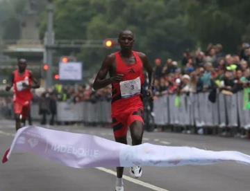 Martin Magengo Kiprotich rompe récord luego de una década en el Medio Maratón de CDMX