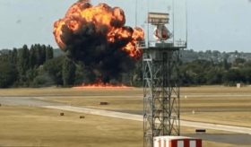 Avión se estrella y explota tras despegar en Londres