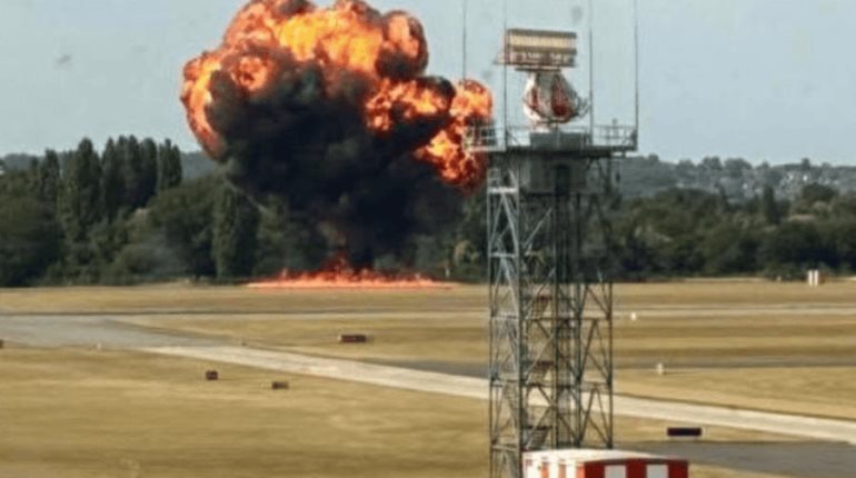 Avión se estrella y explota tras despegar en Londres