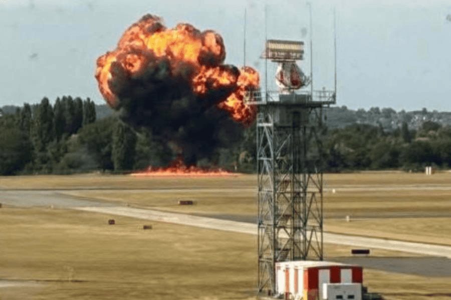 Avión se estrella y explota tras despegar en Londres Avión se estrella y explota tras despegar en Londres