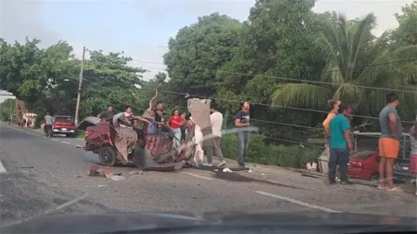 Automovilista pierde la vida al chocar contra poste en la carretera ...