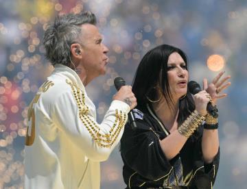 Previo a final del Mundial de Clubes, Robbie Williams y Laura Pausini cantan Desire