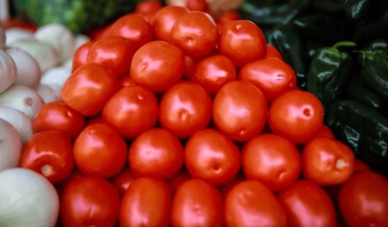 Secretarías de Economía y Agricultura califican de "injusto" arancel al tomate por parte de EE. UU.