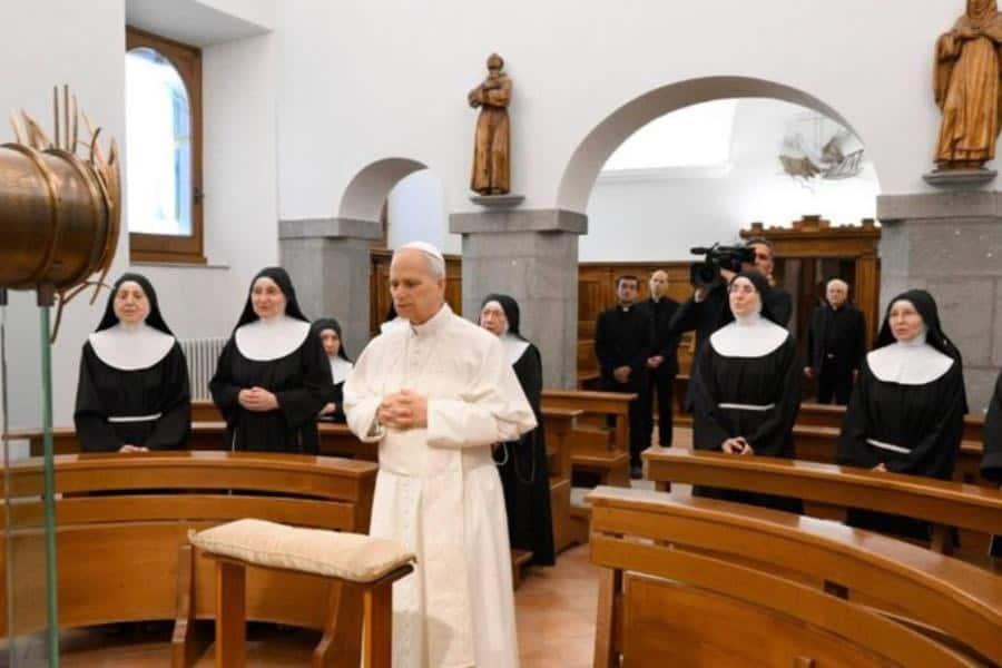 Papa Le&oacute;n XIV visita de sorpresa a las Clarisas de Albano