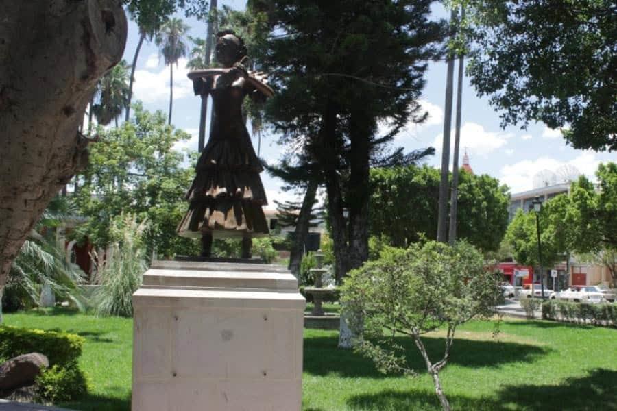 Lanzan convocatoria para derribar estatua de Florinda Meza en su natal Zacatecas Lanzan convocatoria para derribar estatua de Florinda Meza en su natal Zacatecas
