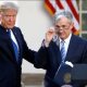 Trump dice que por ahora no despedirá al presidente de la Fed, pero no lo descarta