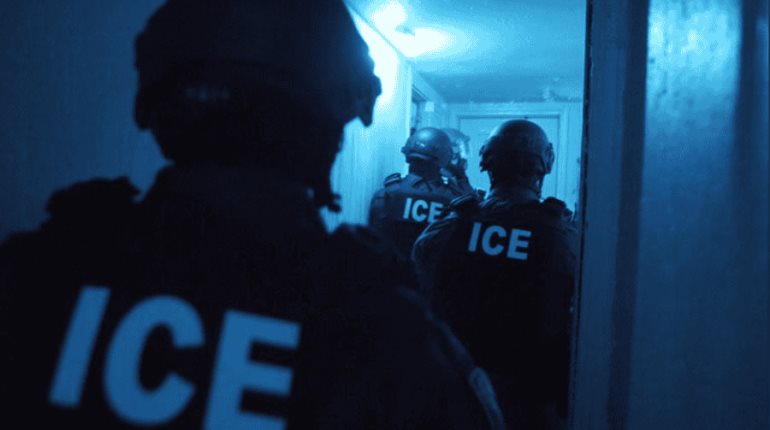 20 fiscales generales de EE. UU. buscan prohibir que agentes de ICE se cubran el rostro durante operativos