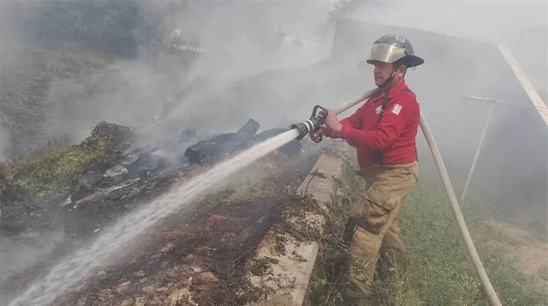Sofocan bomberos de PC Tabasco incendios de pastizal que amenazaban viviendas