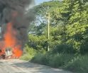 Choca contra camioneta y se incendia pipa en la Escárcega-Villahermosa
