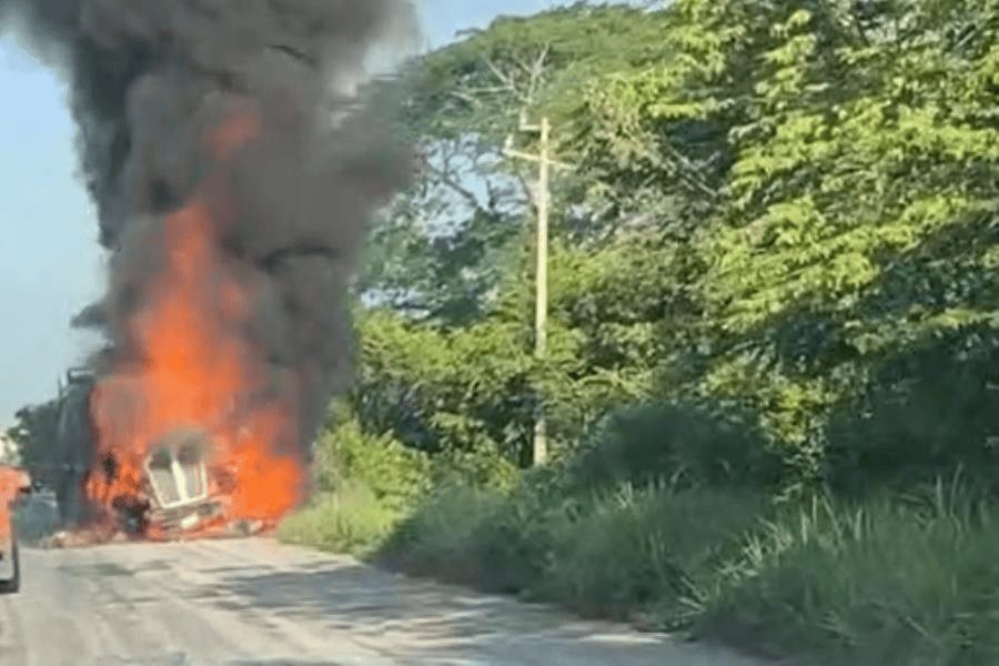 Choca contra camioneta y se incendia pipa en la Esc&aacute;rcega-Villahermosa