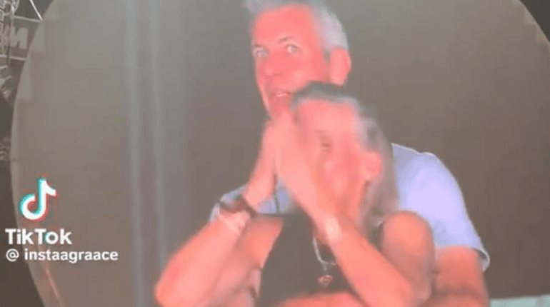 Exhiben a "infieles" en concierto de Coldplay