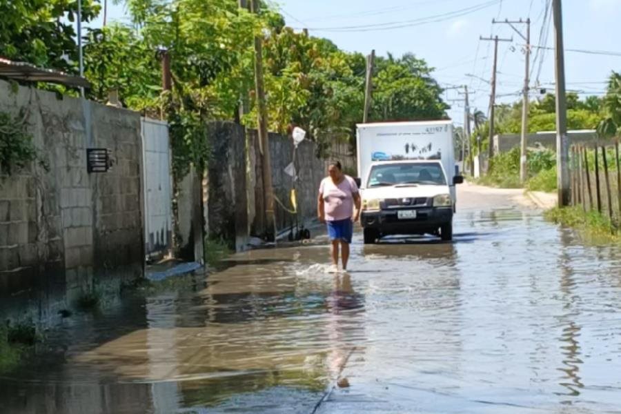 Sufren habitantes de la Miguel Hidalgo, sector La Raya, constantes encharcamientos Sufren habitantes de la Miguel Hidalgo, sector La Raya, constantes encharcamientos