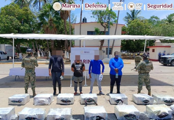 Aseguran en costas de Oaxaca más de media tonelada de cocaína y combustible; hay 4 detenidos Aseguran en costas de Oaxaca más de media tonelada de cocaína y combustible; hay 4 detenidos