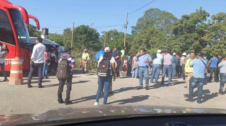Bloquean la Villahermosa-Escárcega para exigir construcción de puente