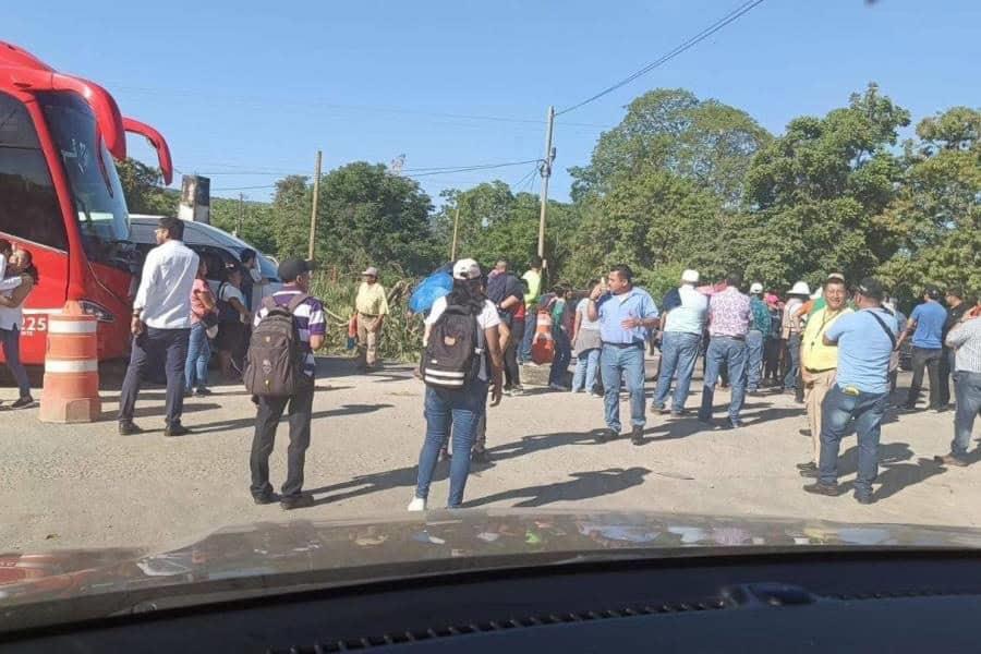 Bloquean la Villahermosa-Escárcega para exigir construcción de puente