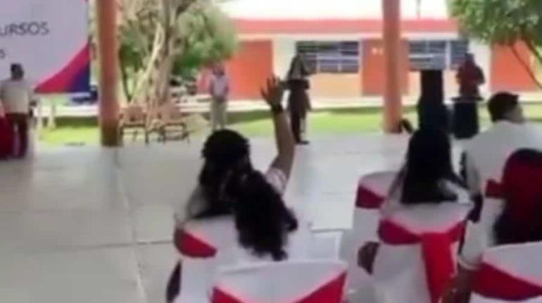 Alumna denuncia acoso sexual de maestros durante ceremonia de clausura en Chiapas