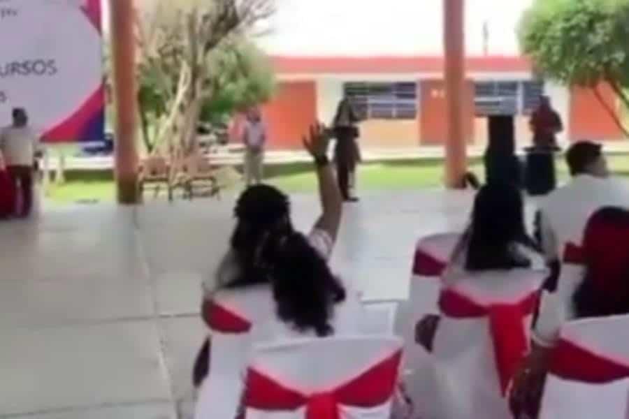 Alumna denuncia acoso sexual de maestros durante ceremonia de clausura en Chiapas