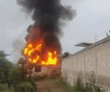 Intenso incendio consume presunta bodega con ´huachicol´ en Hidalgo
