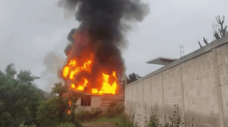 Intenso incendio consume presunta bodega con ´huachicol´ en Hidalgo