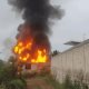 Intenso incendio consume presunta bodega con "huachicol" en Hidalgo