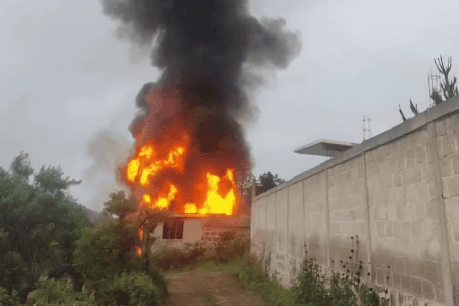 Intenso incendio consume presunta bodega con ´huachicol´ en Hidalgo