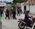 Investigan a policías de Oaxaca por exhibir a mujer desnuda en las calles